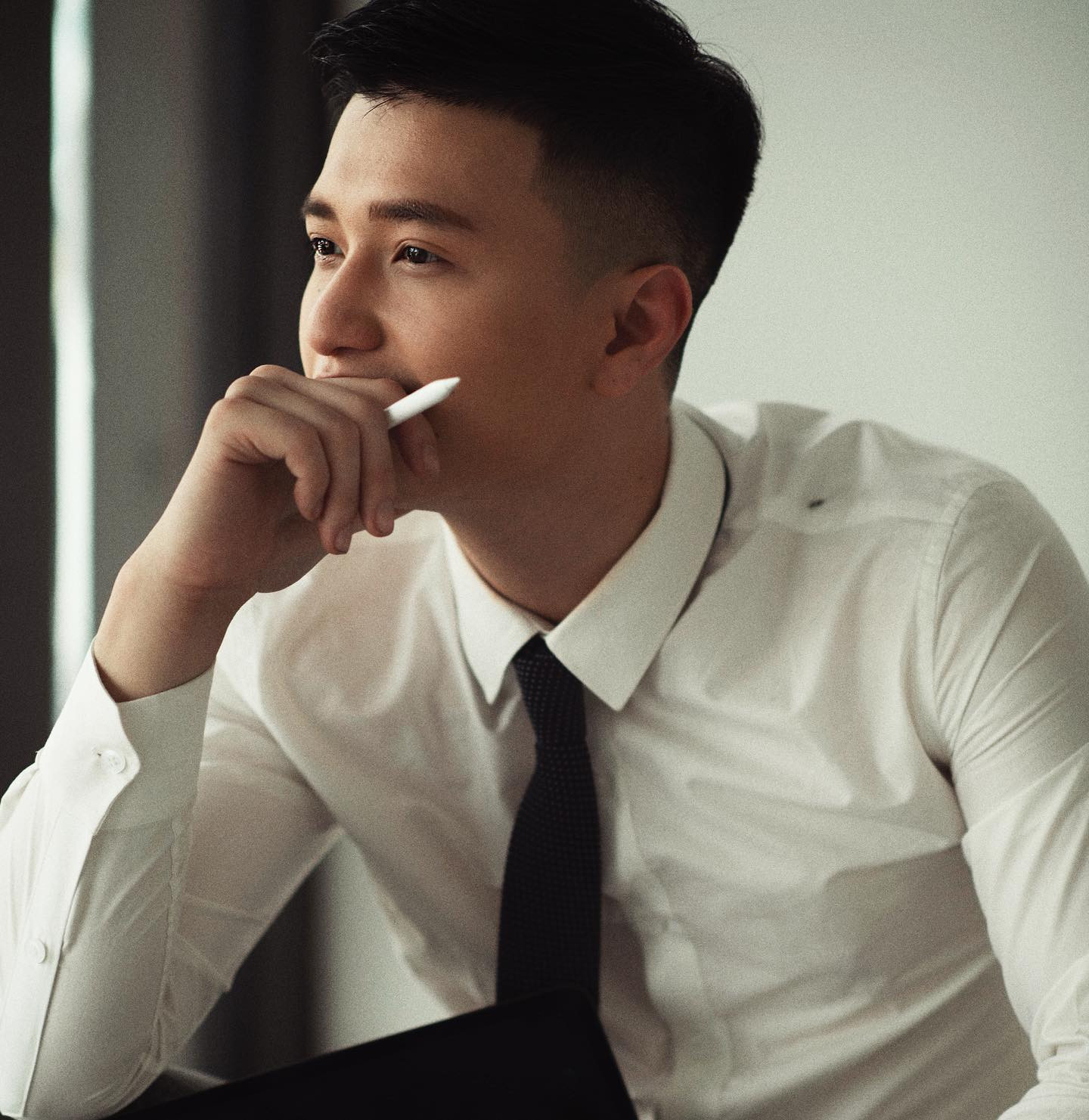 Anh được nhiều fan nữ yêu thích vì có ngoại hình điển trai, thư sinh.