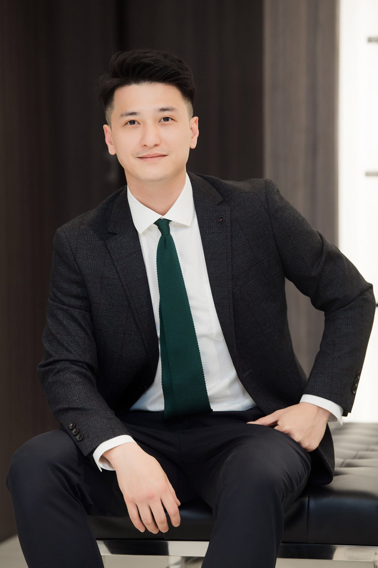 Huỳnh Anh sinh năm 1992 tại Hà Nội. Trước đó, anh được biết đến qua nhiều bộ phim như: 