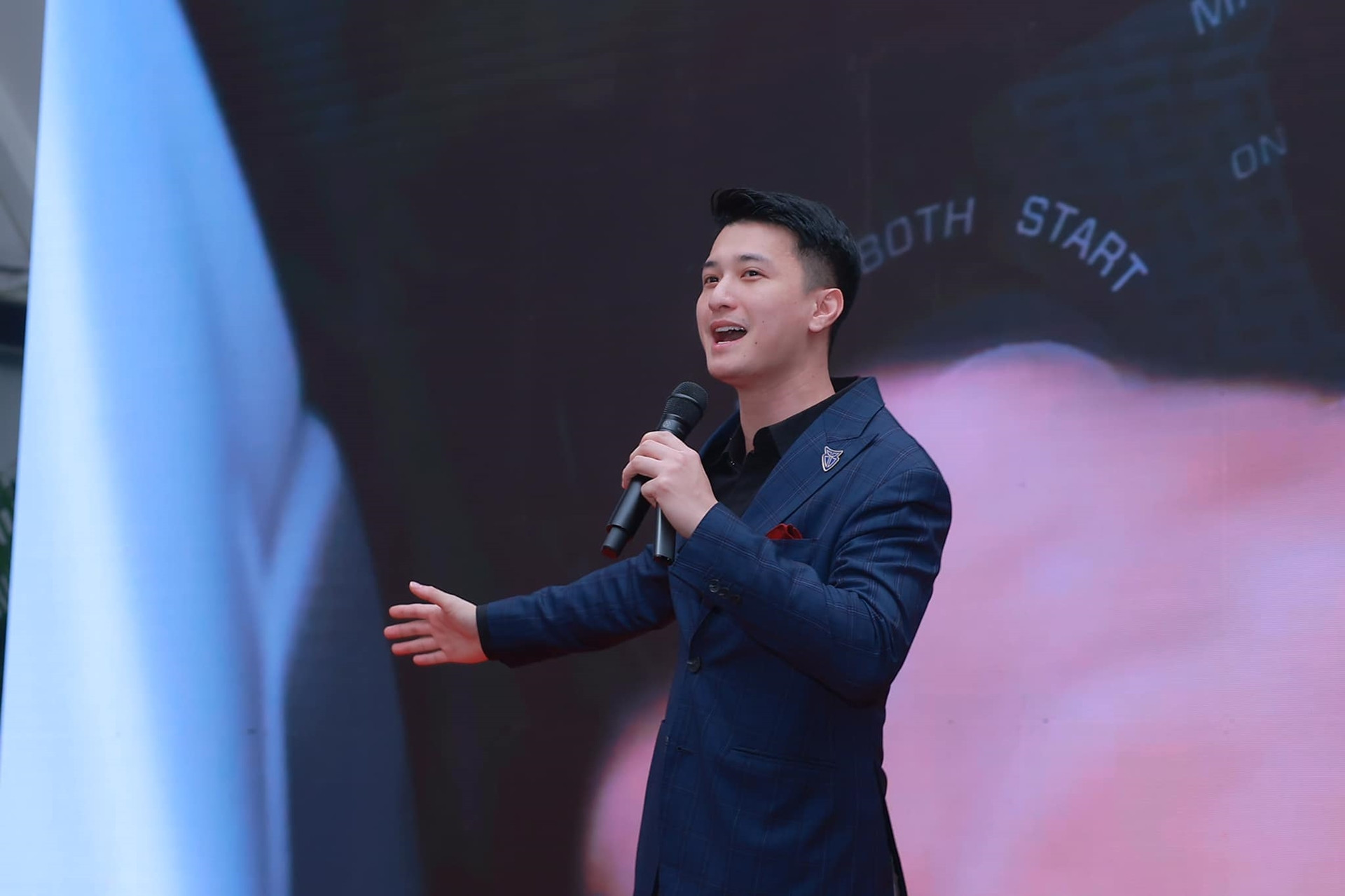 Nam diễn viên cũng chia sẻ mới giảm gần 5kg để cơ thể khỏe mạnh, nhẹ nhõm hơn.