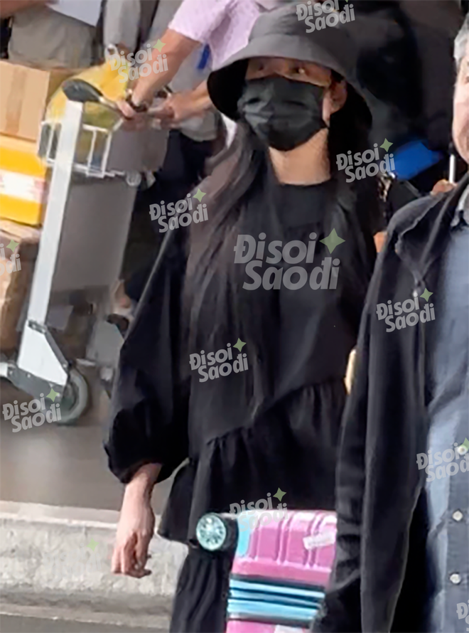 Zoom cận vòng 2 lùm lùm của nữ ca sĩ