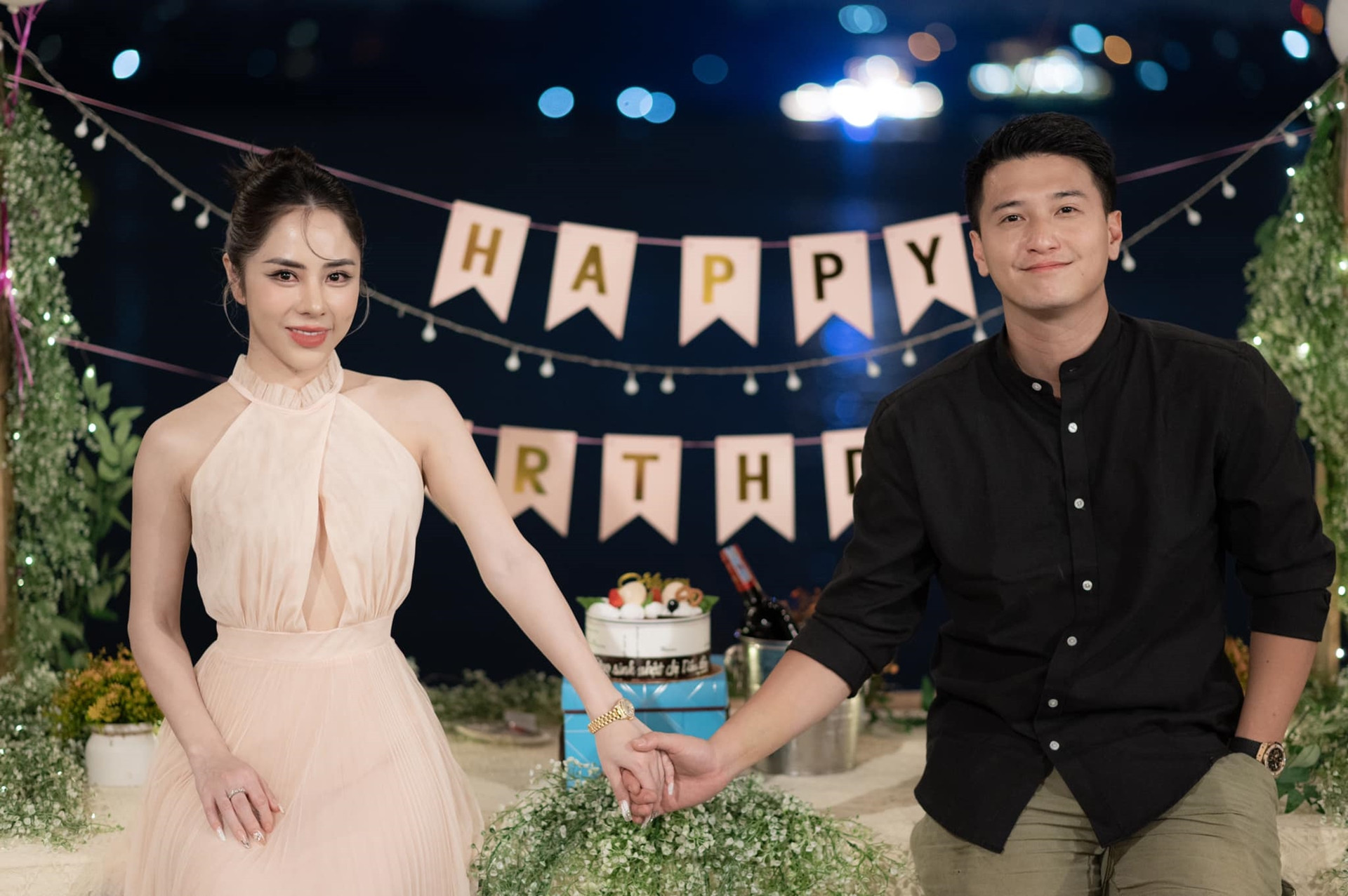 Về đời tư, Huỳnh Anh có mối quan hệ tình cảm với MC Bạch Lan Phương, hơn nam diễn viên 6 tuổi. Sau 4 năm bên nhau, cặp đôi trải qua nhiều sóng gió dư luận và có cái kết hạnh phúc.