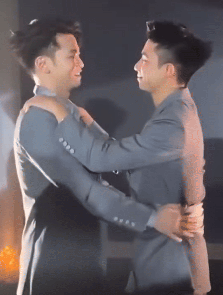 Cặp đôi dành cho nhau cái ôm tình cảm