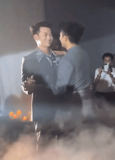 Cả 2 nắm tay khiêu vũ tình tứ