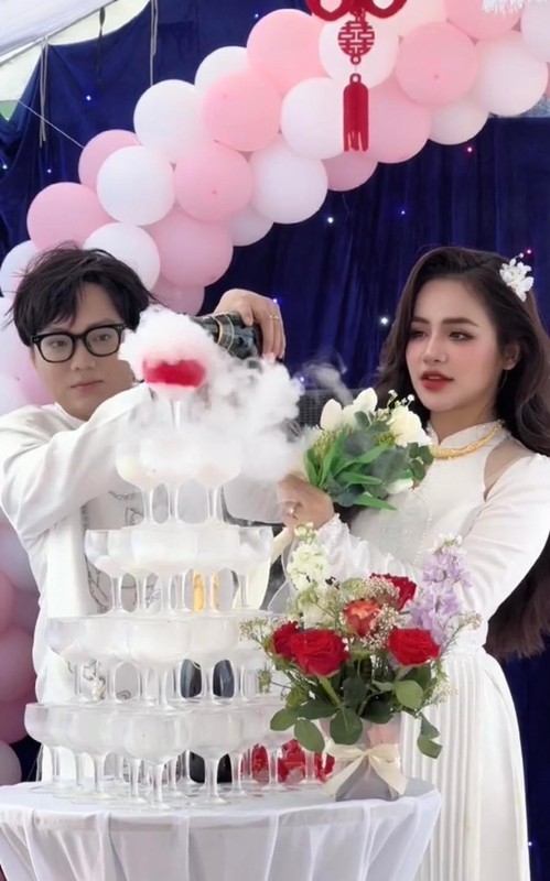 Đám cưới với sự xuất hiện của cả mẹ Phạm Thoại nên nhiều người còn mơ hồ, 