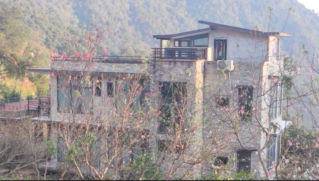 Phía những người gần nhà Hoàng Thùy Linh cho biết bố nữ ca sĩ vui mừng vì gả con gái, tổ chức tiệc riêng tư