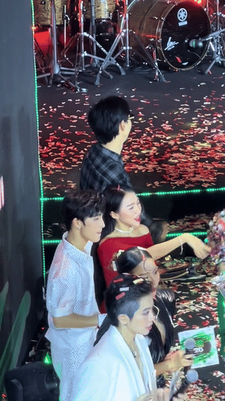 Đen Vâu lại có thái độ vui vẻ thân thiết khi gặp một người bạn khác còn Gil Lê thì quay người nhìn theo khi Hoàng Thùy Linh bước qua