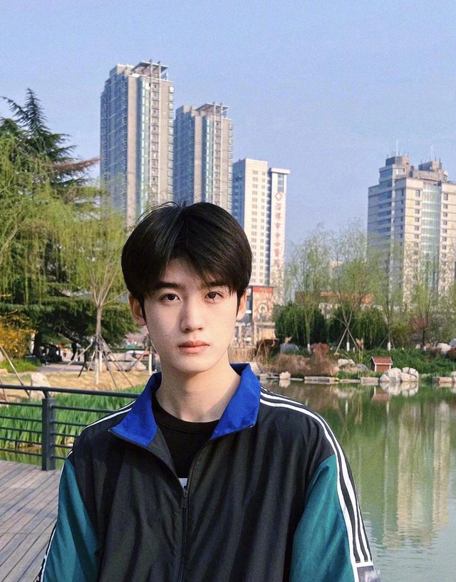 Ngoại hình và vibe của anh chàng này đều được nhận xét là cực hợp với phim thanh xuân vườn trường