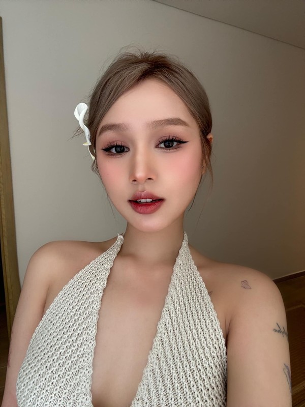 Cô nàng diện chiếc áo lưới mỏng, kết hợp cùng quần short trắng, vừa năng động nhưng cũng rất gợi cảm.