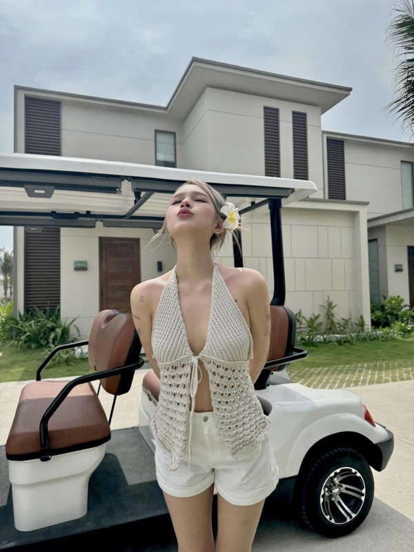 Chỉ sở hữu chiều cao 1m60 nhưng với vóc dáng cân đối, Xoài Non dễ dàng cân nhiều outfit.