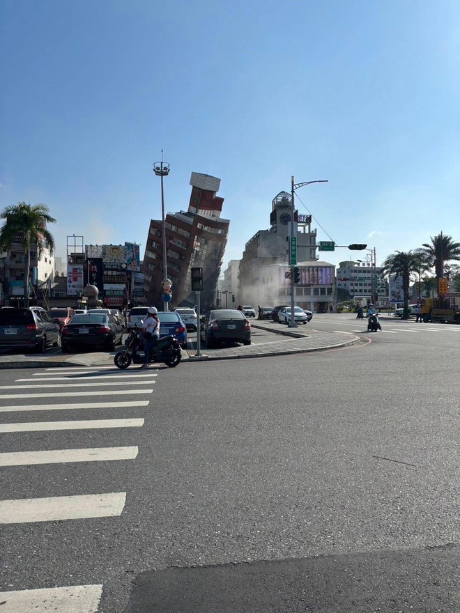 Một tòa nhà gần khu Bảo ở gần như đổ sập, Bảo và các bạn đã được đưa đi sơ tán