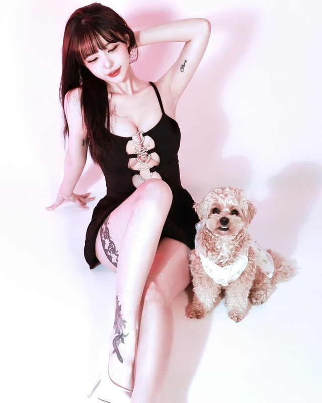 Nữ streamer hút rất nhiều fan nam với ngoại hình nóng bỏng của mình.