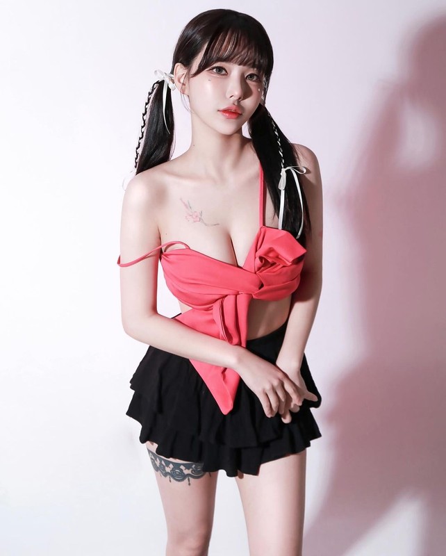 Cụ thể, vào một buổi phát song trực tiếp, ChuJeong diện bộ quần áo không thể gợi cảm hơn và tuyên bố rằng mình sẽ thực hiện thử thách với điệu nhảy Zero Two. Cô nàng không ngừng thực hiện các động tác gợi cảm, thậm chí còn lợi dụng việc khá mệt khi phải nhảy để rên rỉ, than thở theo cách gợi cảm nhất để thu hút người xem.