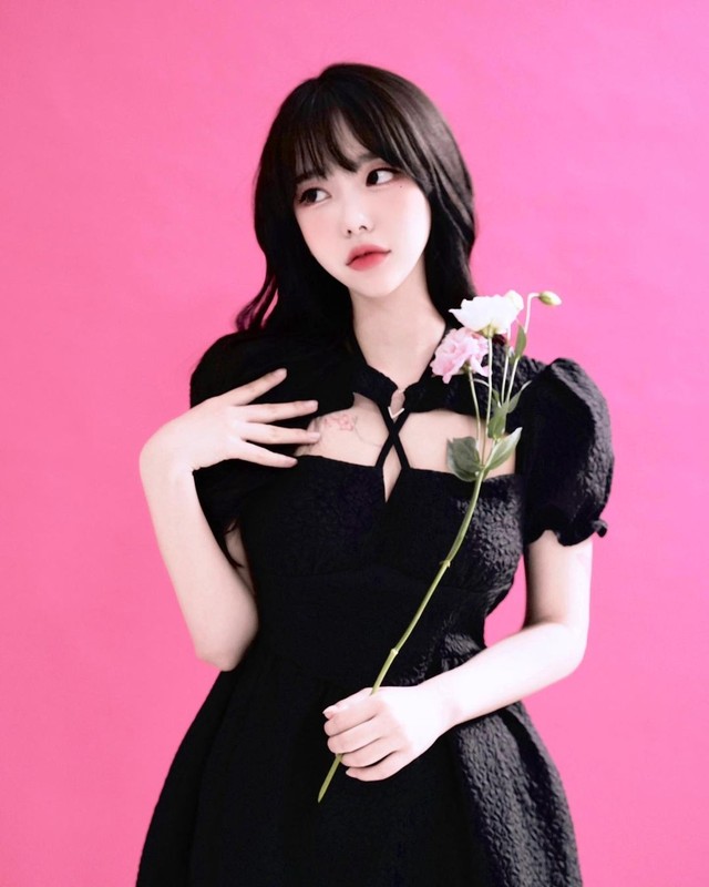 Trước đó, cô nàng từng thực hiện nội dung nấu ăn trong lần đầu tiên livestream ở trên nền tảng Twitch. Sau khi ChuJeong đã chuẩn bị xong nồi nước và đang trong thời gian đợi sôi thì cô nàng đã thực hiện nhiều điệu nhảy nóng bỏng để khuấy động tăng bầu không khí.