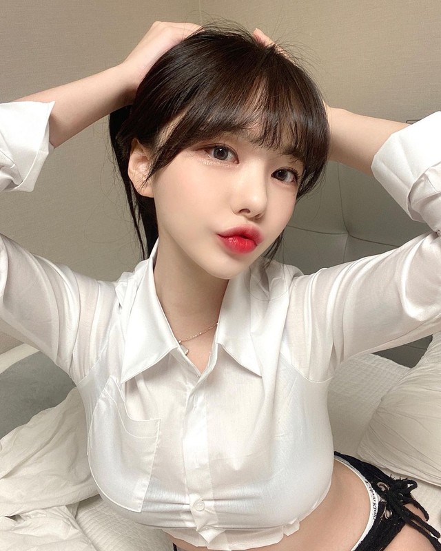 Cô nàng cũng phải nhận án phạt cấm sóng đến từ nền tảng Twitch khi hành động vượt quá giới hạn.