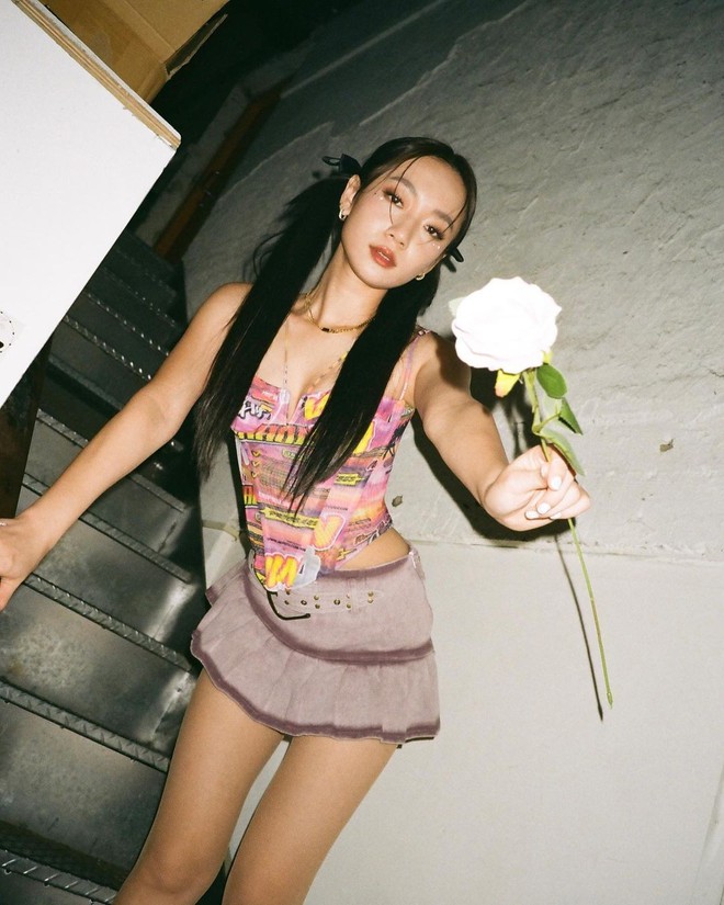 Ca sĩ được là cho là “kẻ thứ ba” chen ngang vào chuyện tình của Cindy và Chu Hiên Dương tên Julia Wu, 29 tuổi, người Australia gốc Hoa và hoạt động ở Đài Loan (Trung Quốc). Cô từng xuất hiện trong chương trình tạp kỹ Hàn Quốc Miss Korea 2 - Julia & JoJo. Theo Mirror Media đưa tin , Chu Hiên Dương và Julia đã hẹn hò tại công viên vào đêm khuya 28/3. Julia ngồi trên đùi sao nam và có nhiều hành động thân mật.