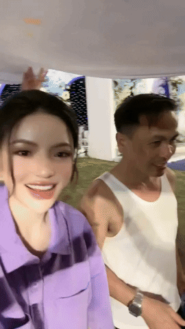 Bố Quang Hải thoải mái khi con dâu quay video (Ảnh: FBNV)