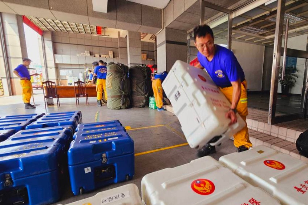 Lực lượng cứu hộ ở thành phố Đài Bắc chuẩn bị trang thiết bị cứu trợ. Ảnh: China Times