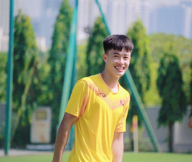 Tiền vệ có chiều cao nổi bật