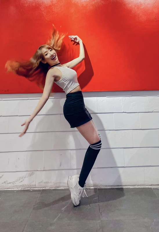 Cô giáo dạy Tiếng Anh này tên thật là Huỳnh Vũ Thủy Tiên, sinh năm 1996 tại Quảng Ngãi.