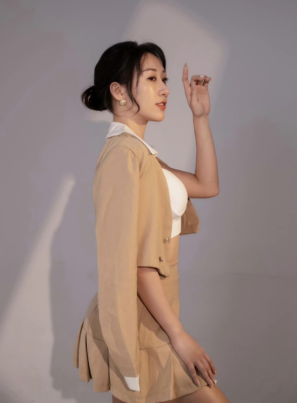 Thủy Tiên sở hữu tài khoản TikTok @cotien.tinker với hơn 700 nghìn lượt theo dõi và vừa nhận được nút Bạc của YouTube vào cuối tháng Hai chỉ sau 4 tháng xây dựng kênh.