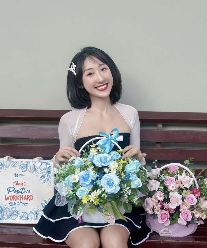 Chất giọng ngọt ngào của cô giáo 9X đã “đốn tim” cộng đồng mạng ngay từ lần đầu xem clip.