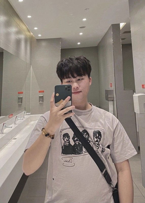 Sau đó 1 loạt ảnh đời thường của anh được tung lên đã khiến netizen bất ngờ vì ngoại hình sáng sủa, trẻ trung. Thế nhưng có vẻ mấy ngày gần đây, cái tên 