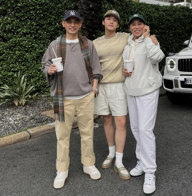 Có thể thấy nam ca sĩ thừa hưởng nét đẹp của bố và mẹ