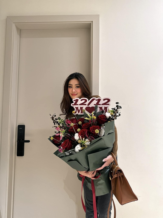 Khánh Vân khoe nhận hoa vào dịp lễ đặc biệt nhưng không lộ danh tính người tặng