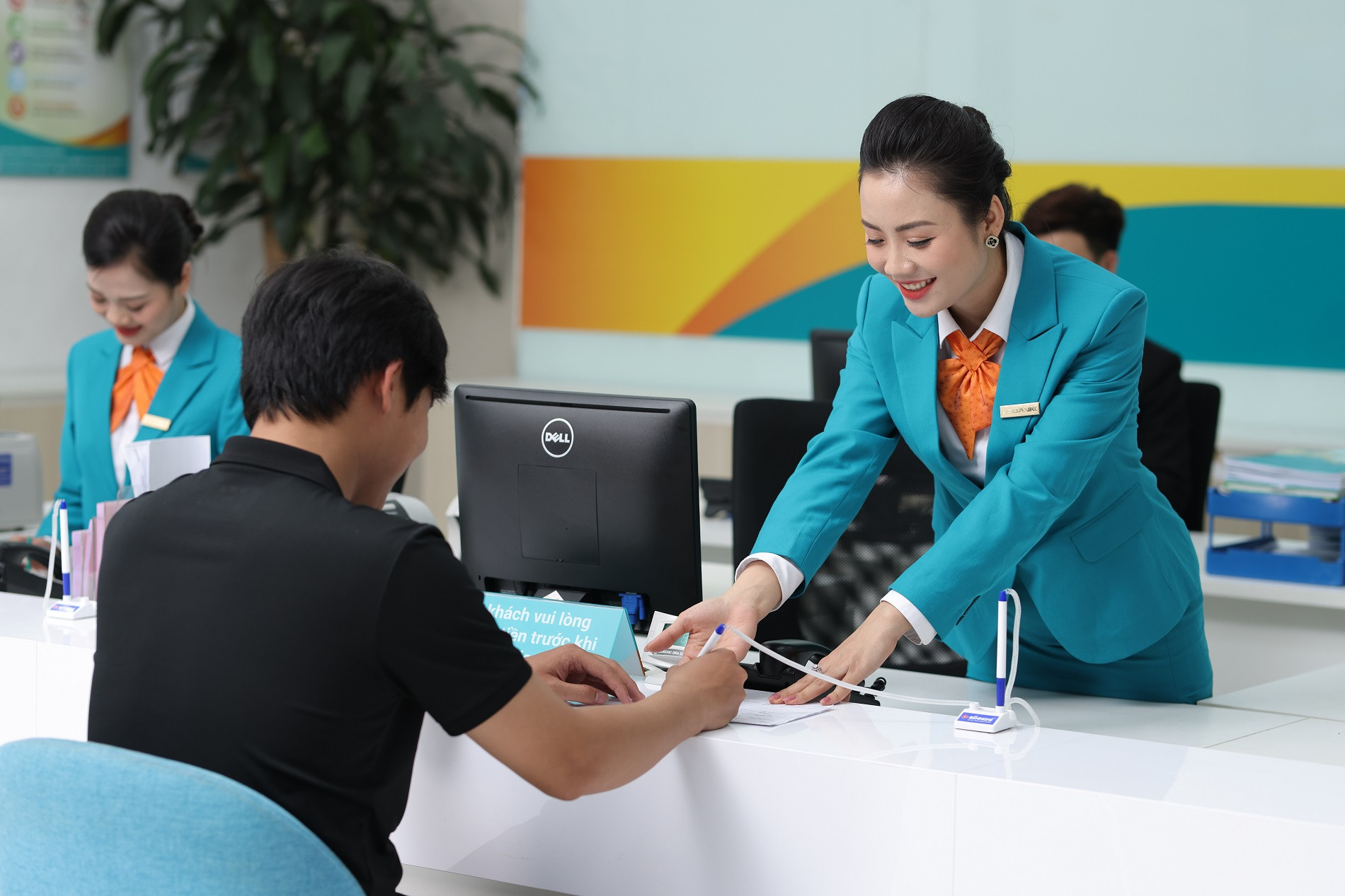 Lãi suất ngân hàng không còn giảm mạnh như trước. Ảnh: ABBank.