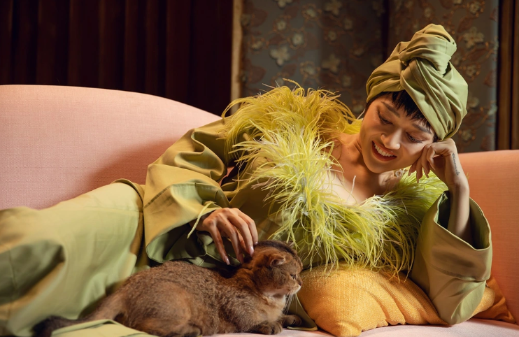 Với gương mặt dễ thương, Salonpas có lượng fan rất đông đảo. Nhiều lần đi công tác, Bảo Anh còn cho người bạn này lên máy bay hạng thương gia. Nữ ca sĩ từng mang mèo Salonpas lên MV của mình.