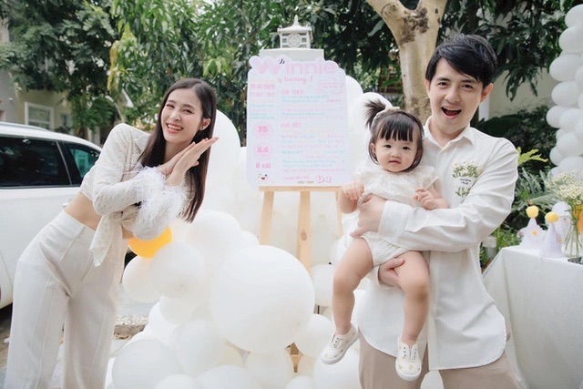 Từ ngày trở thành bố mẹ bỉm, Đông Nhi và Ông Cao Thắng thường xuyên chia sẻ cuộc sống đời thường