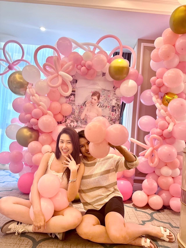 Nữ diễn viên vội lên tiếng đính chính đây là tiệc do những người bạn thân tổ chức chứ không phải hưởng tuần trăng mật với ai đó