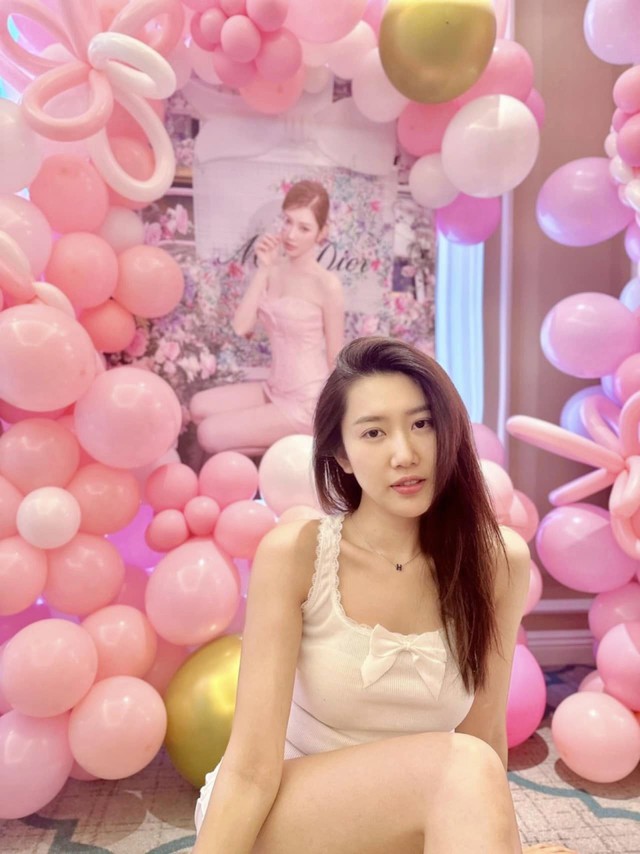 Thuý Ngân được tổ chức sinh nhật bất ngờ, cả căn phòng ngập tràn bóng bay màu hồng