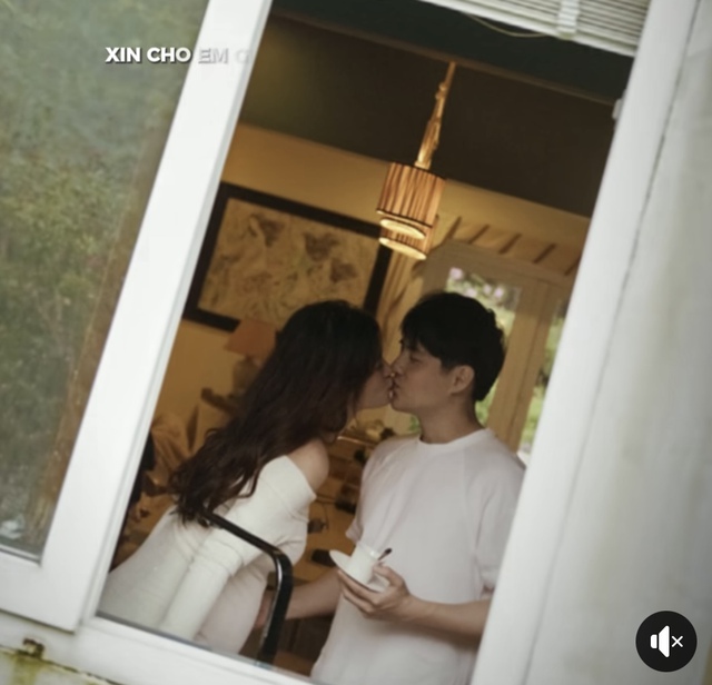 Cô và Ông Cao Thắng còn công khai khoảnh khắc ngọt ngào, “khoá môi” bên nhau