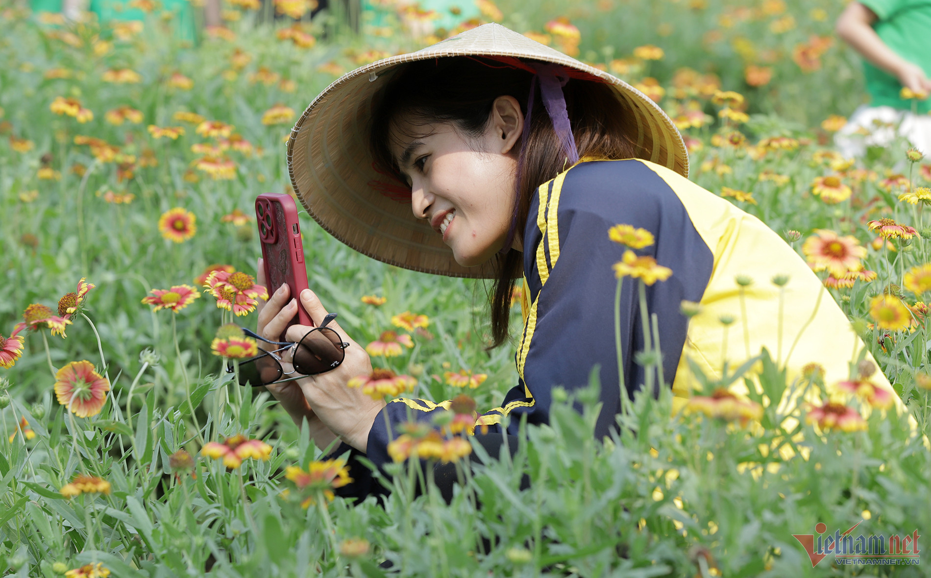 Cô Nguyễn Thị Hiền chụp ảnh cho các học trò. Ảnh: Quốc Huy