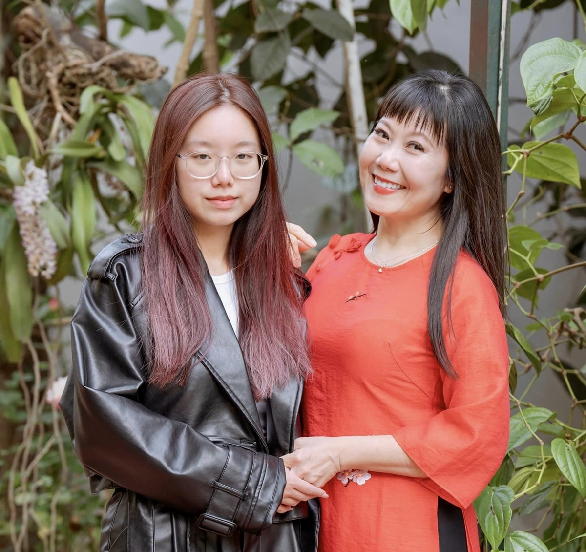 Nữ nghệ sĩ và 2 con.