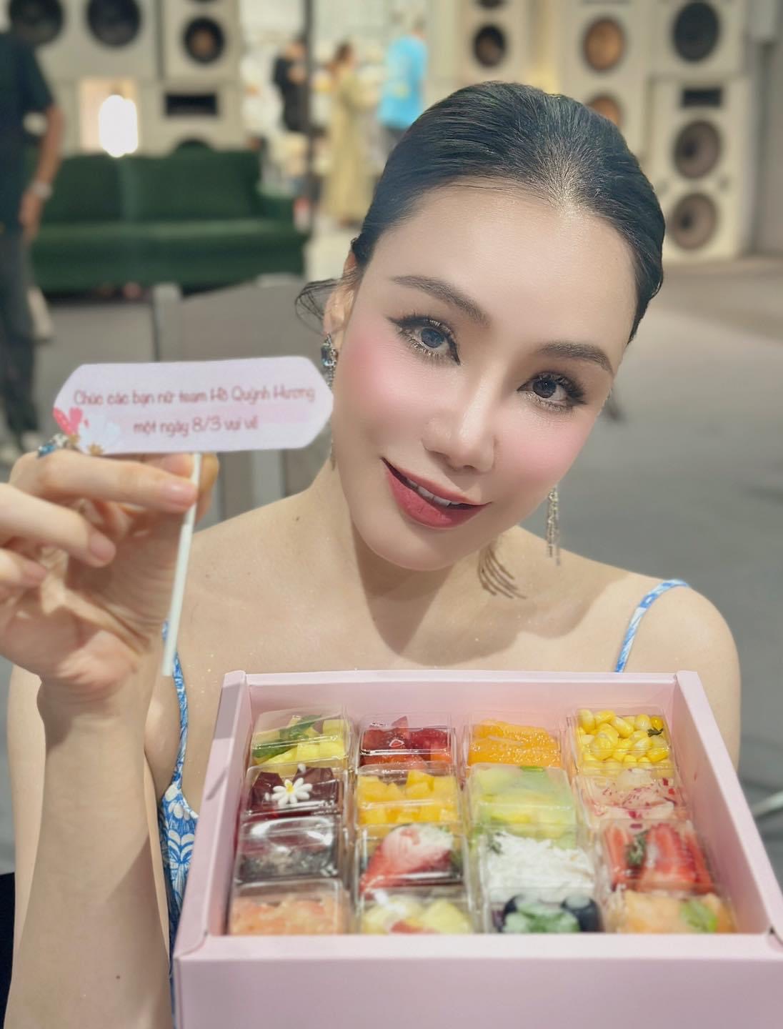 Nữ ca sĩ 8x thường xuyên chia sẻ hình ảnh mới trên trang cá nhân