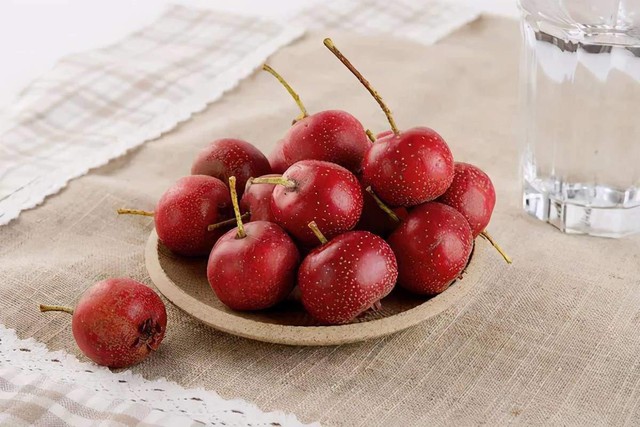 Chiết xuất quả sơn tra (táo gai) có chứa hàm lượng flavonoid và pectin phong phú, giúp cải thiện hàm lượng mỡ trong máu. (Ảnh minh họa)