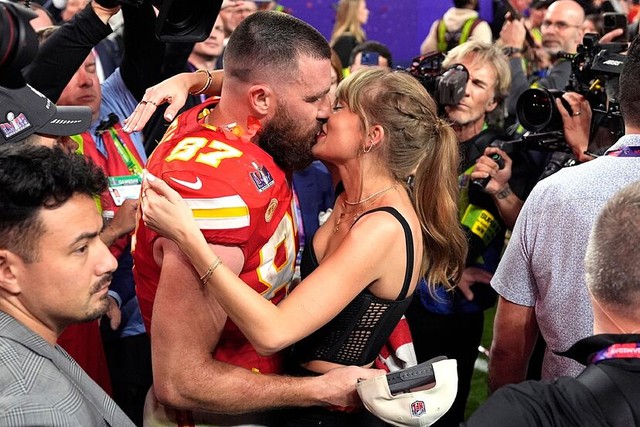 Nếu như Taylor Swift đã tìm được hạnh phúc mới bên Travis Kelce thì Joe Alwyn vẫn đang lẻ bóng