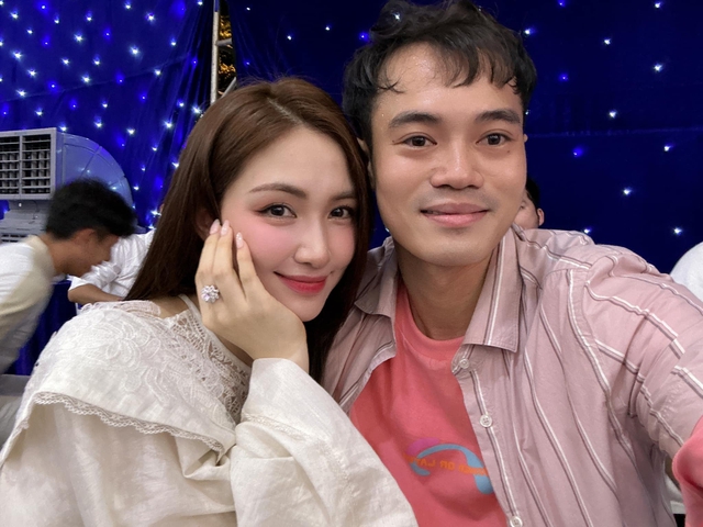 Tiền đạo Nguyễn Văn Toàn có mối quan hệ thân thiết với ca sĩ Hòa Minzy