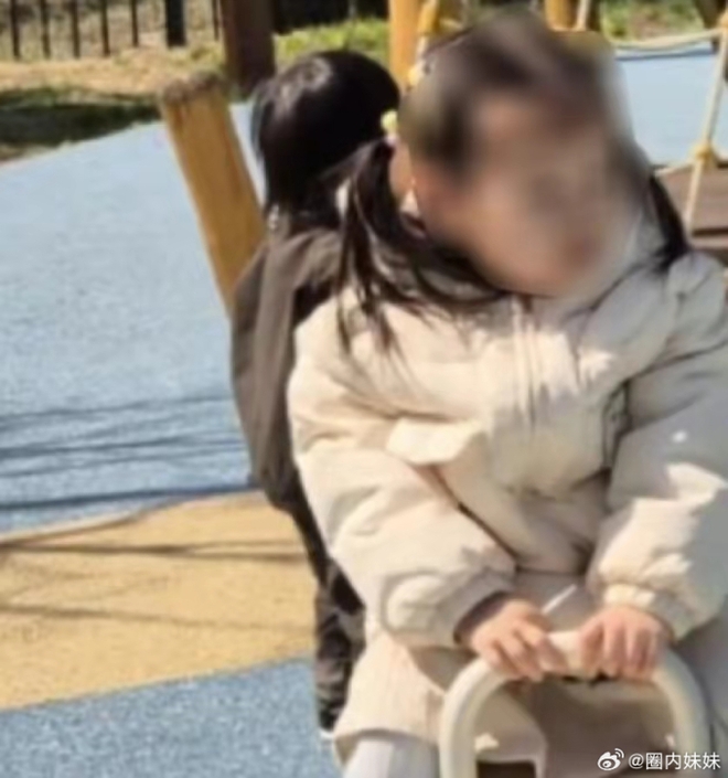 Quý tử 17 tháng nhà Son Ye Jin hiện tại đã biết đi, được nhận xét là khá cao so với những đứa trẻ cùng lứa tuổi