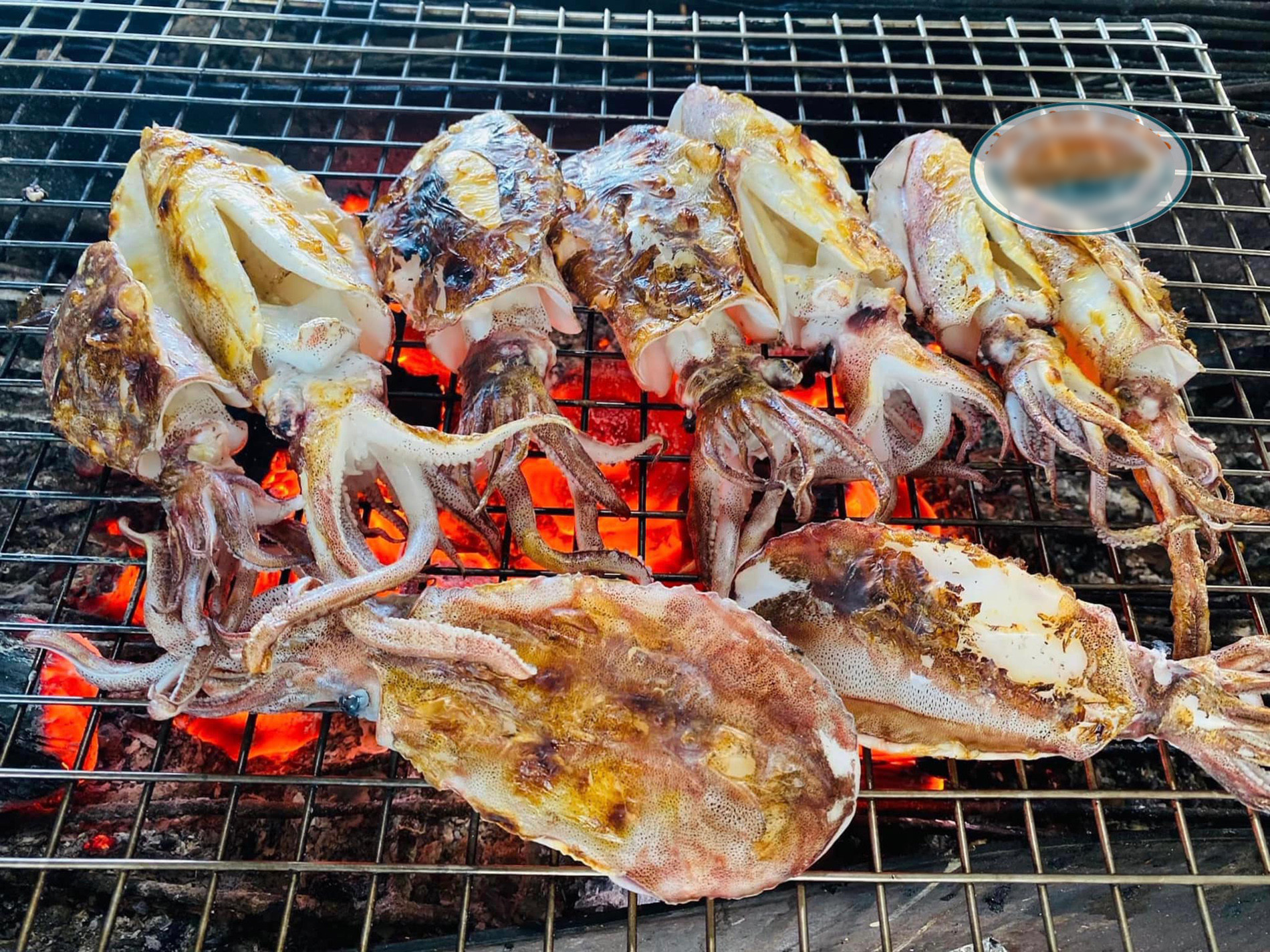 Mực lá nướng là món nhậu khoái khẩu của cánh mày râu (Ảnh: Hải sâm vàng)