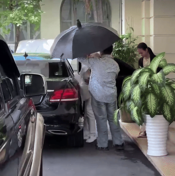 Cả hai được ekip hỗ trợ để gấp rút lên xe ra về