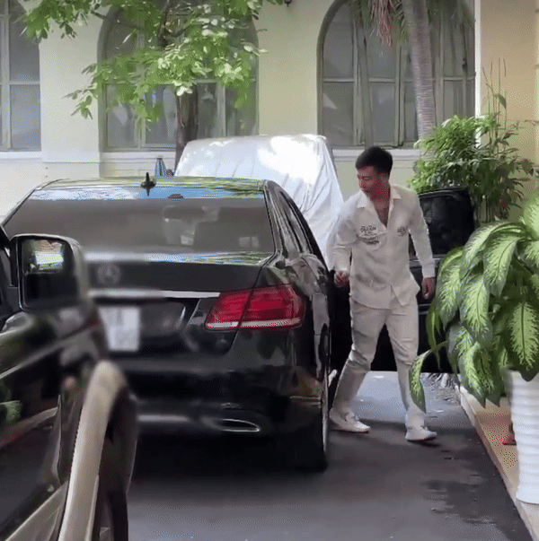 Bạn trai Nam Em là người đi cùng cô trong buổi làm việc sáng nay tại Sở