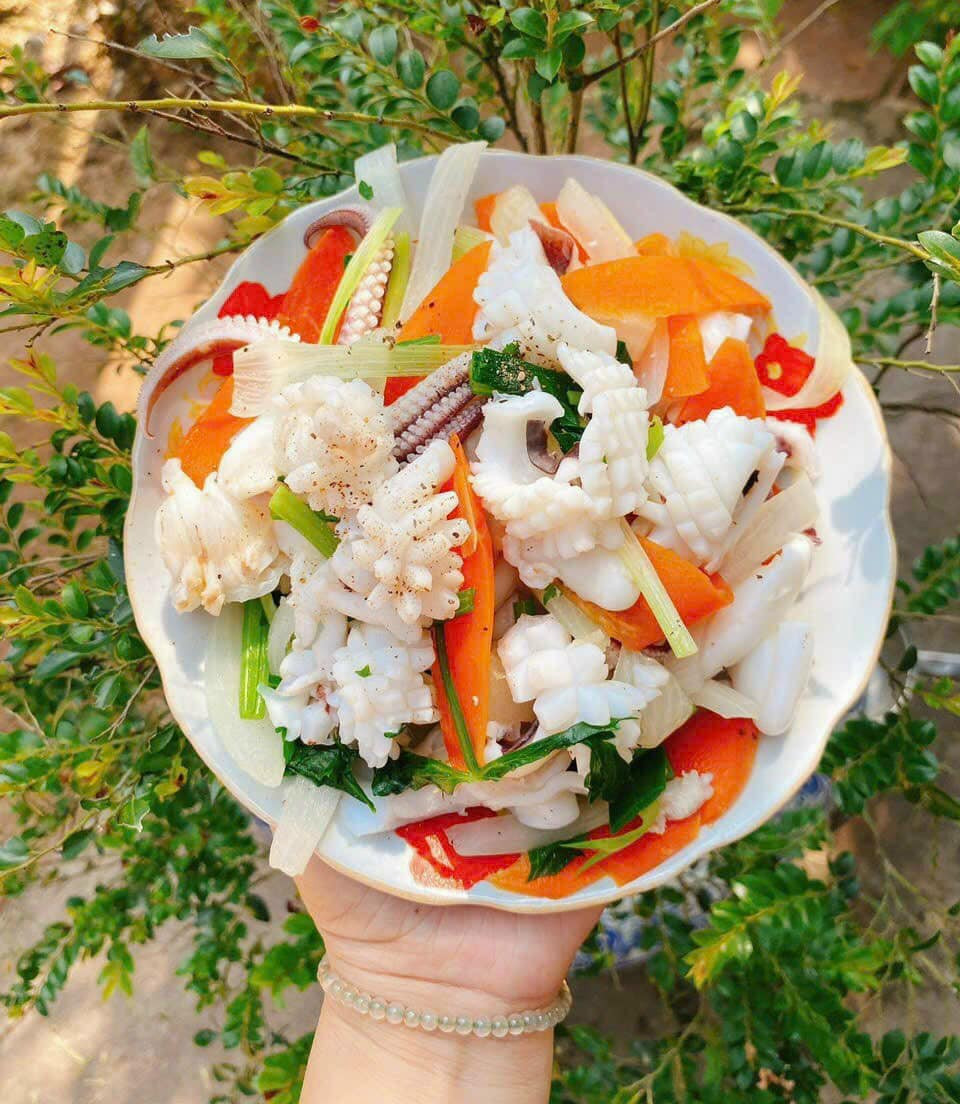 Mực lá được chế biến thành nhiều món ngon hấp dẫn. Loại mực này được ưa chuộng vì khi nấu, thịt không bị ngót đi hay chảy nhiều nước (Ảnh: @eatwithmie, Thắng Nguyễn, Phuong Luan)