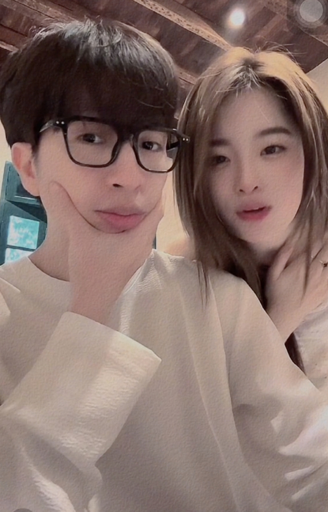 Cặp đôi dù đã livestream giải thích nhưng không đáng kể