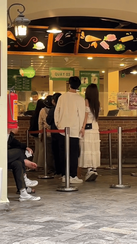 Netizen soi ra Ngọc Kem nắm tay ViruSs