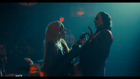 Hai diễn viên như lên đồng trong 'Joker: Điên có đôi'. 