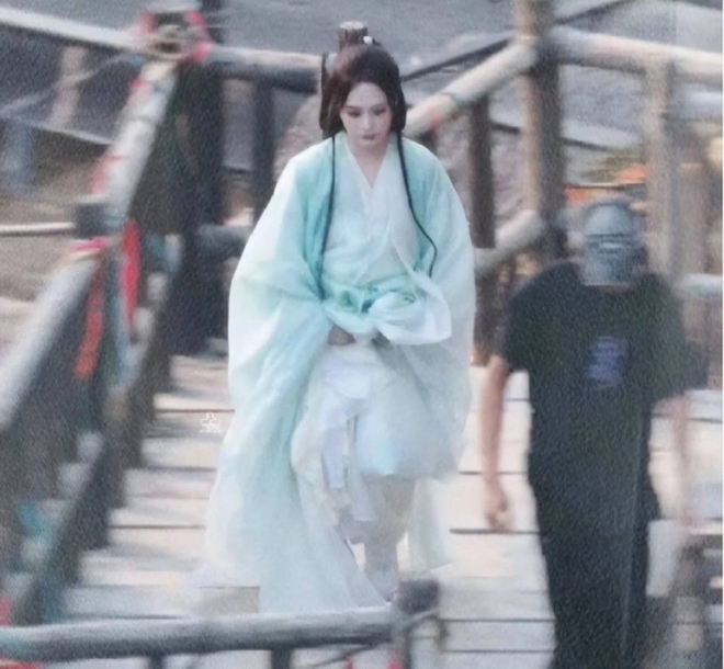 Tạo hình của Chung Hân Đồng trong phim Vĩnh Dạ Tinh Hà