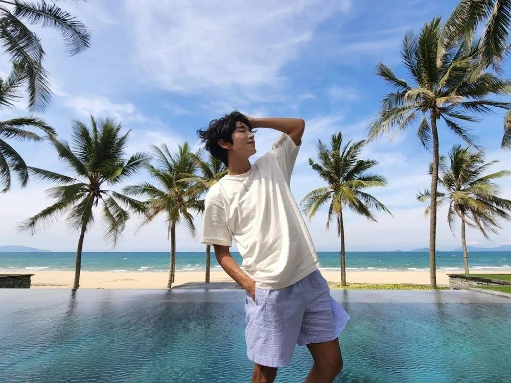 Tài tử Hàn Quốc Lee Jun Ki check-in tại biển ở Hội An. Ảnh: allkpop